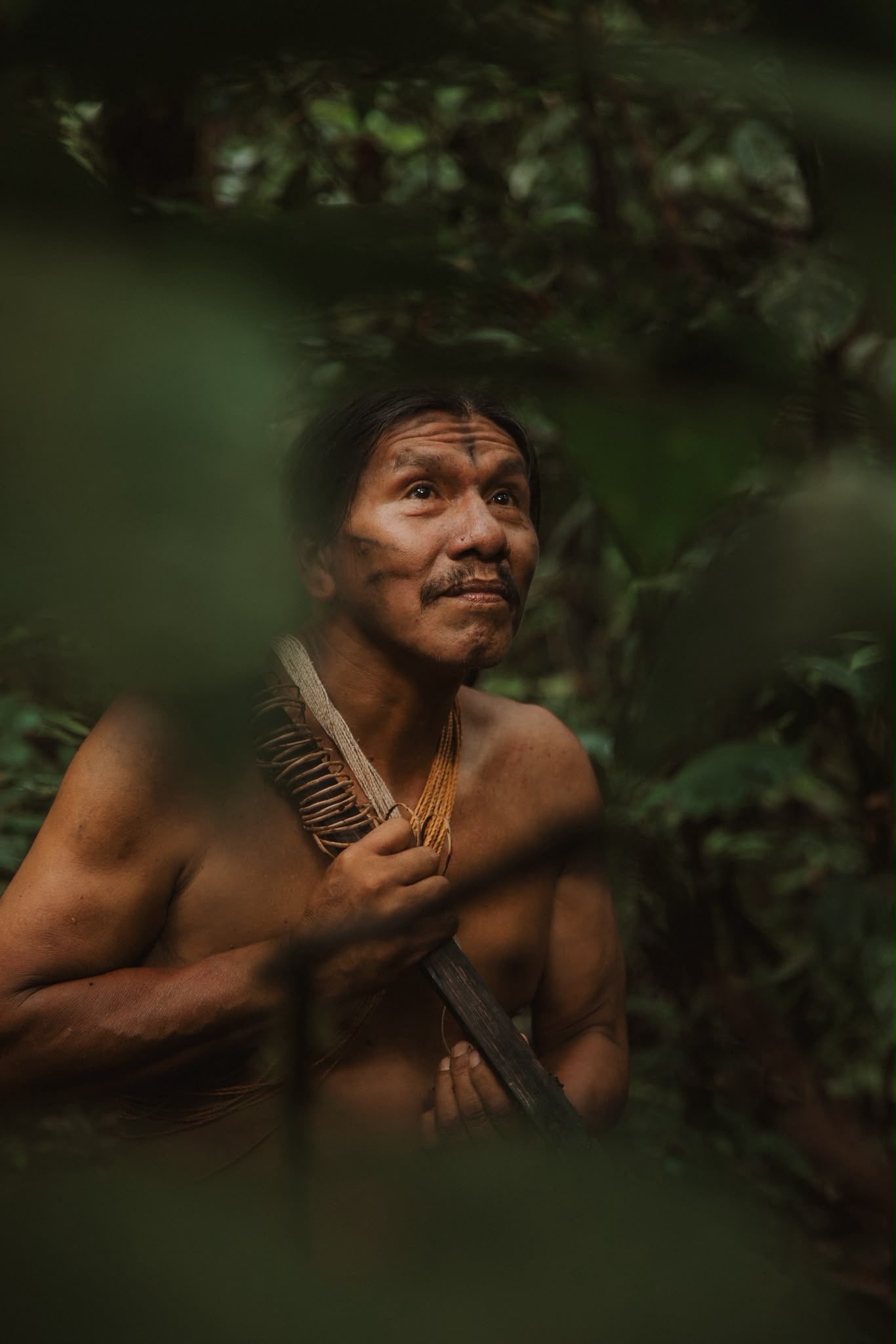 Cazador Waorani en la selva