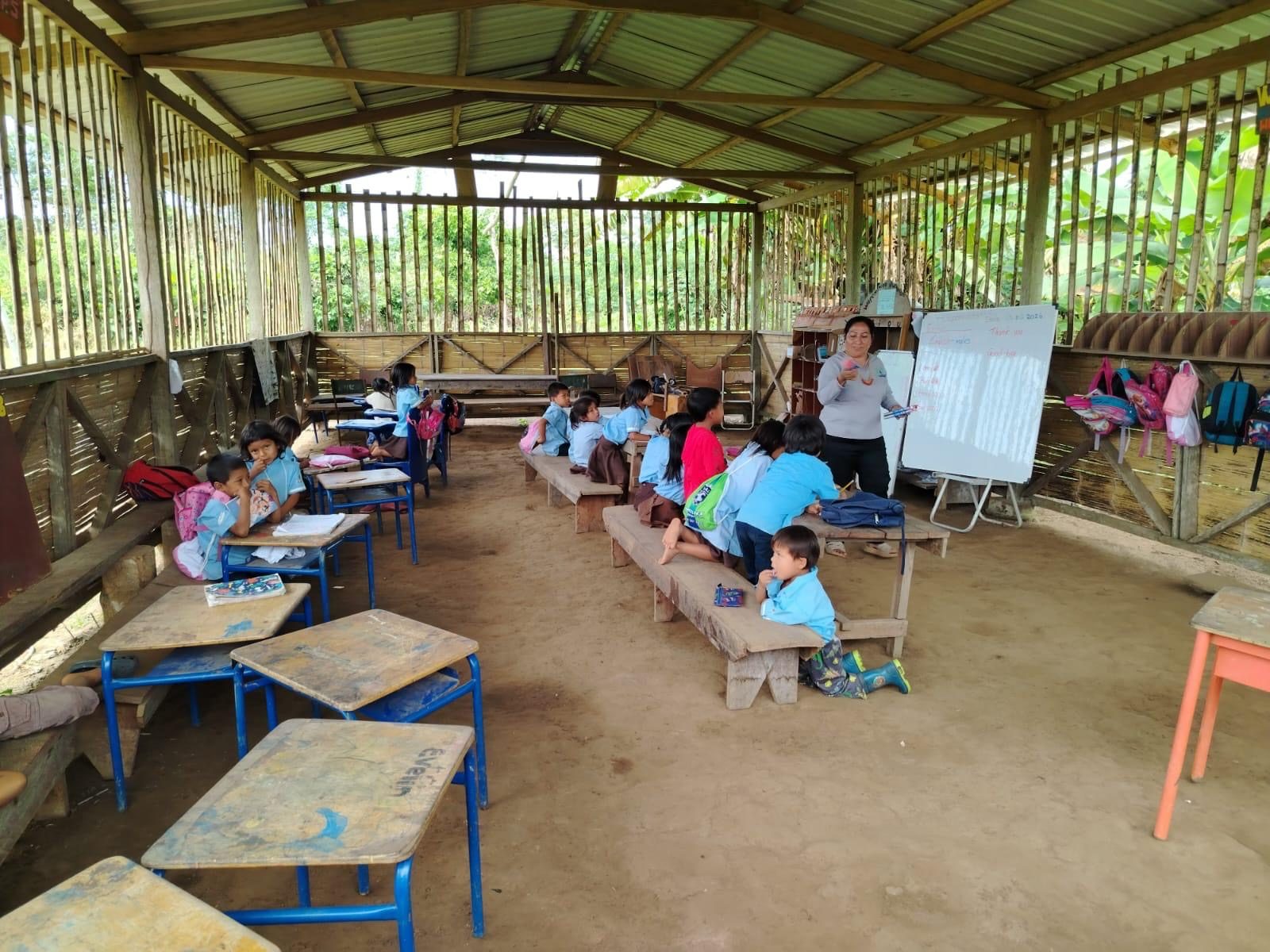Clase en la escuela de la comunidad