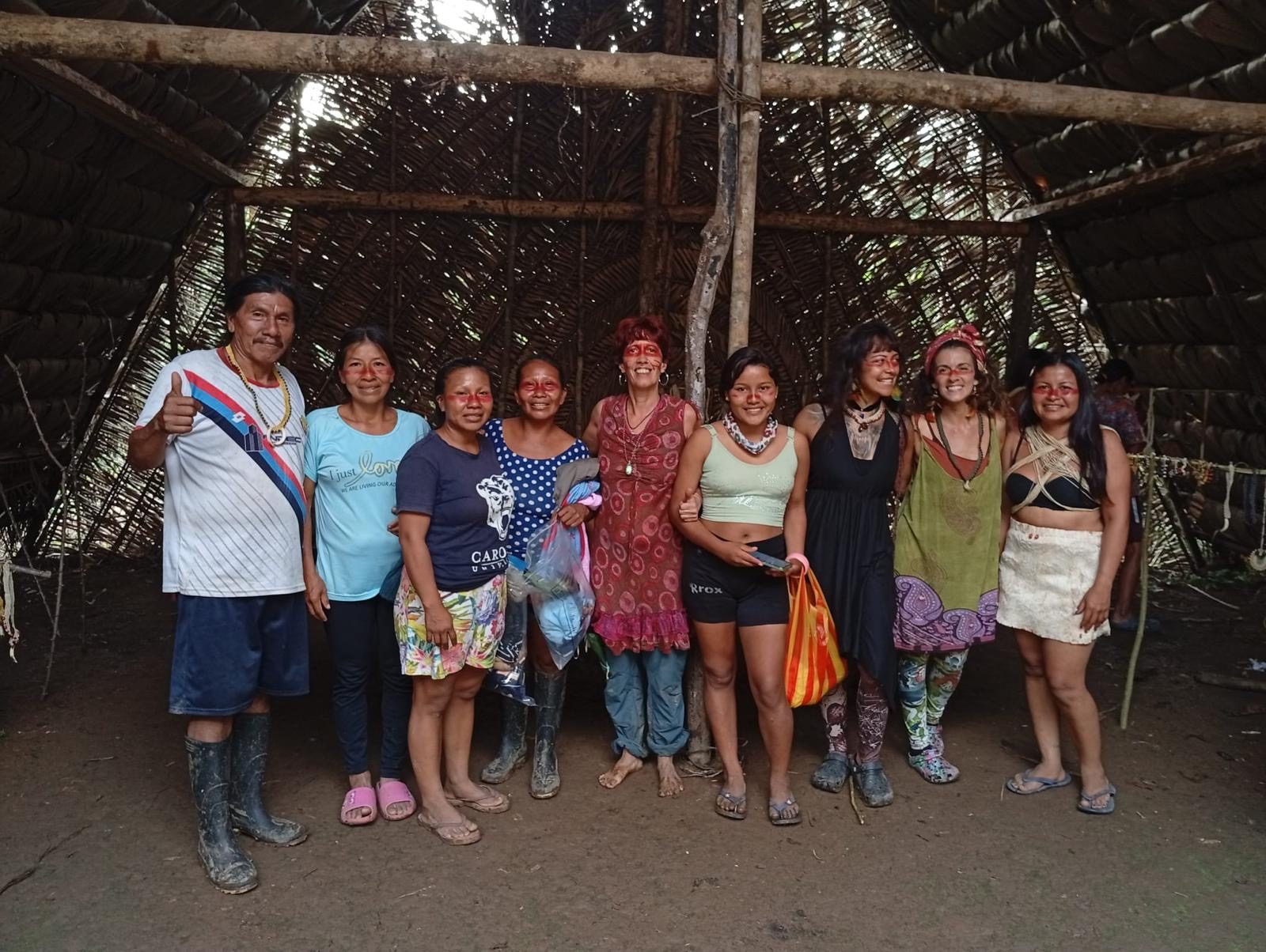 Grupo en la maloca Waorani