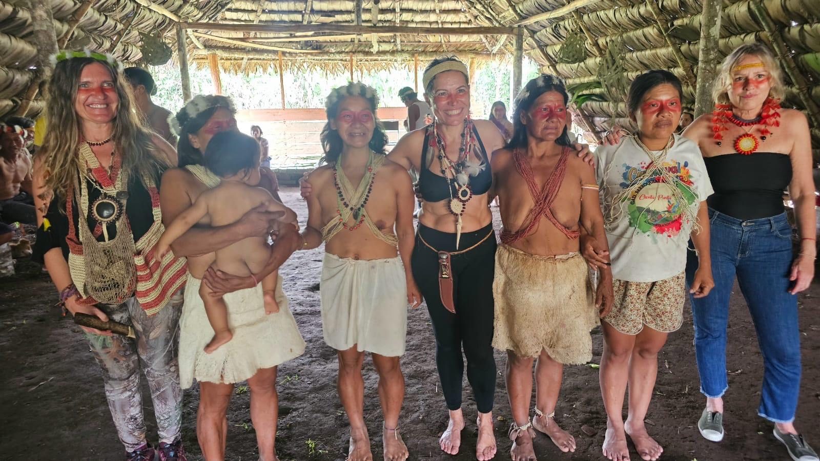 Grupo en la maloca Waorani