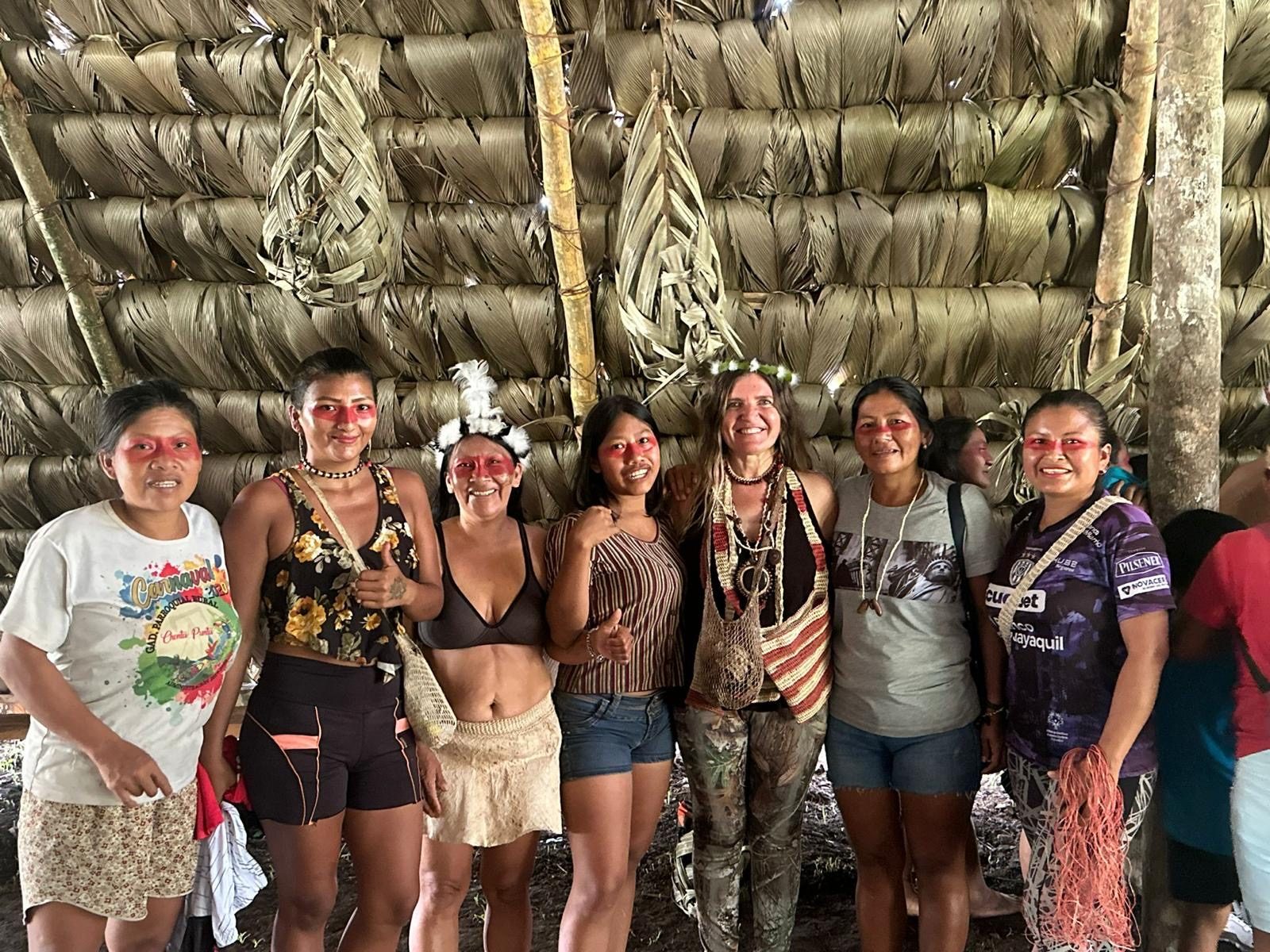 Grupo en la maloca Waorani