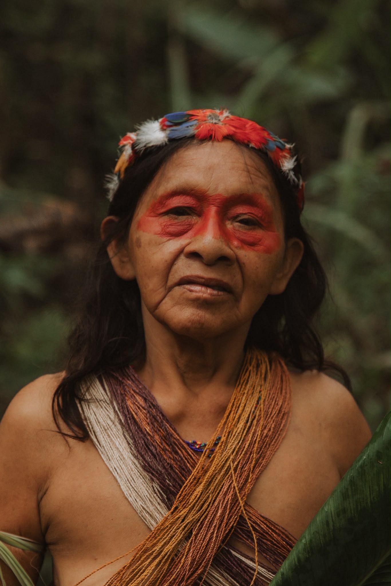 Mujer Waorani con tocado de plumas