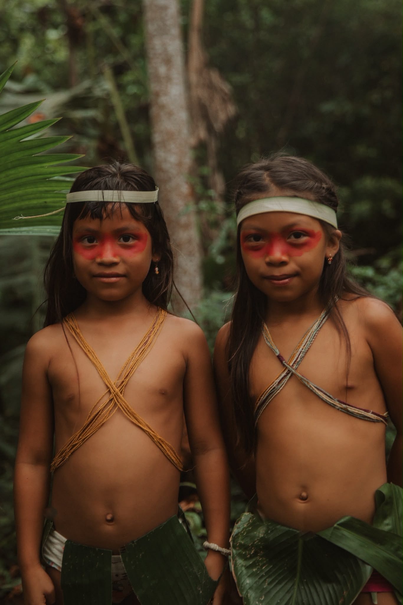 Niñas Waorani con pintura facial tradicional