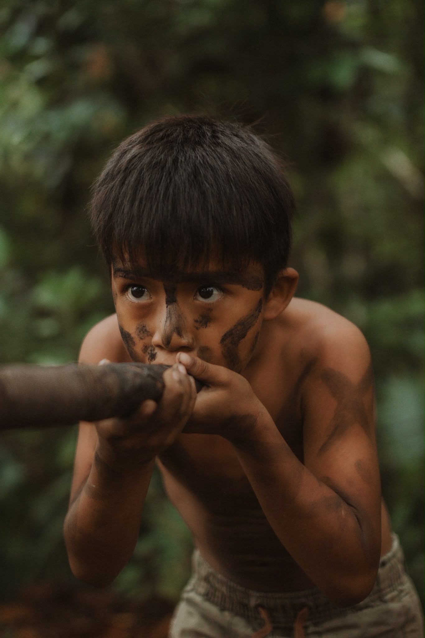 Niño Waorani practicando con cerbatana